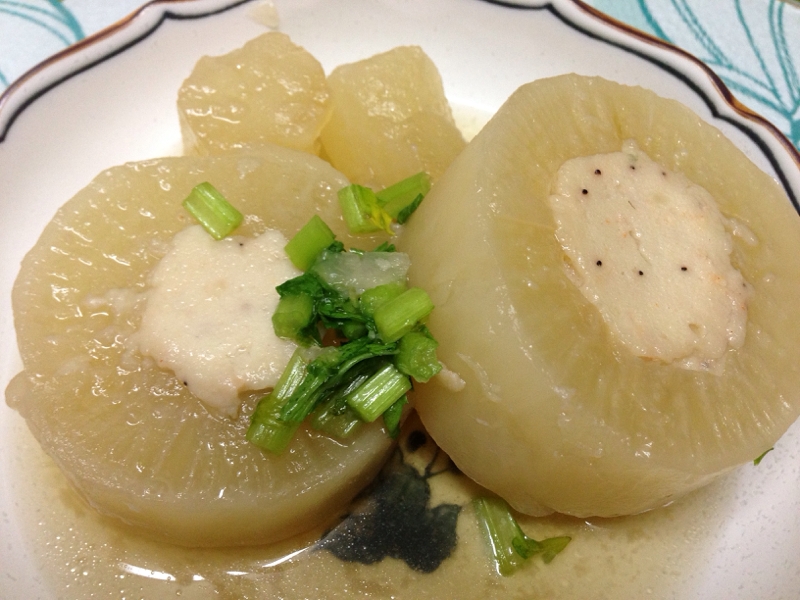 圧力鍋で柔らか大根とエビすり身のほっこり料理。